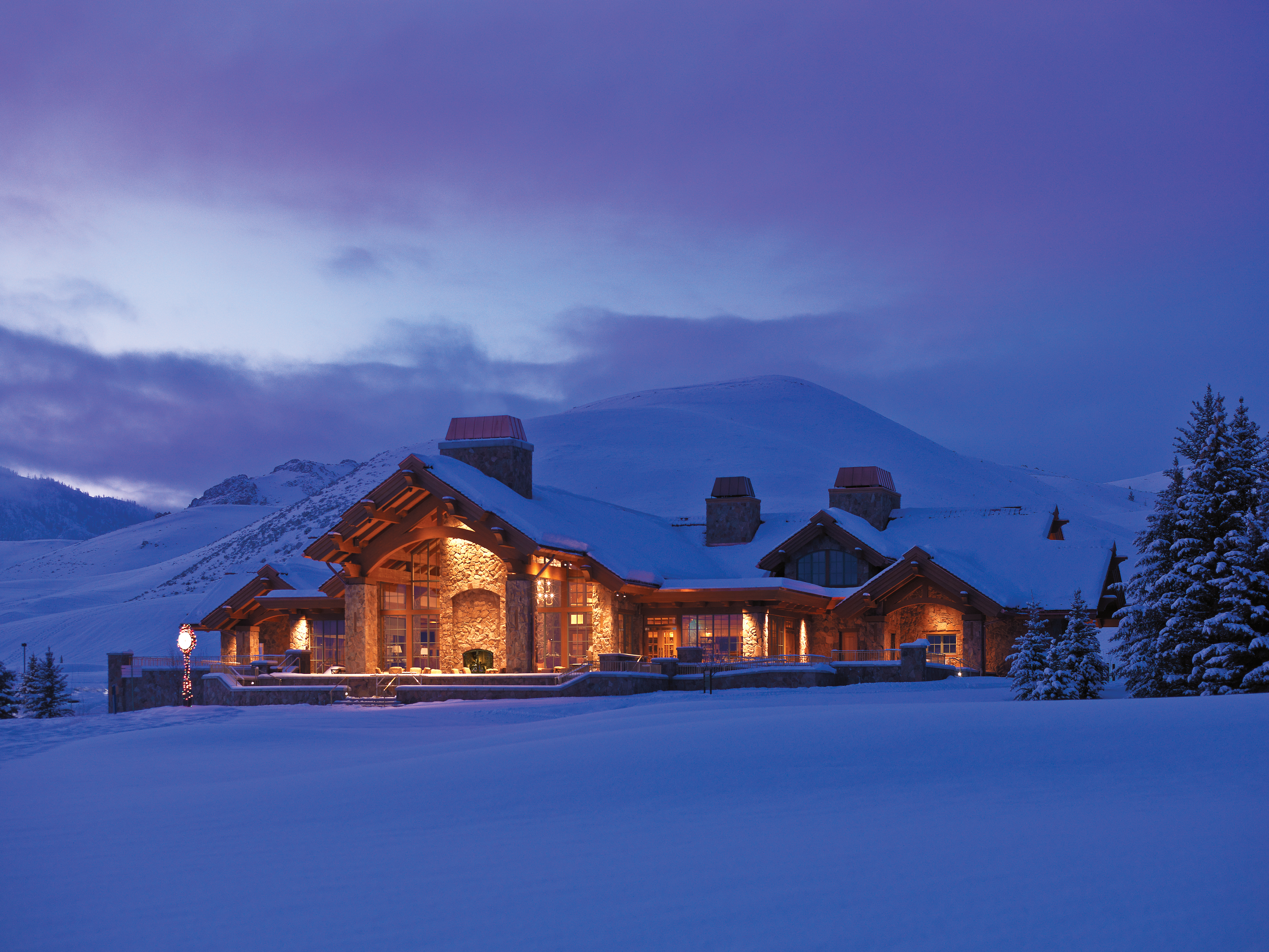 svr_svclub_dining_exterior_winter_2012_1.jpg